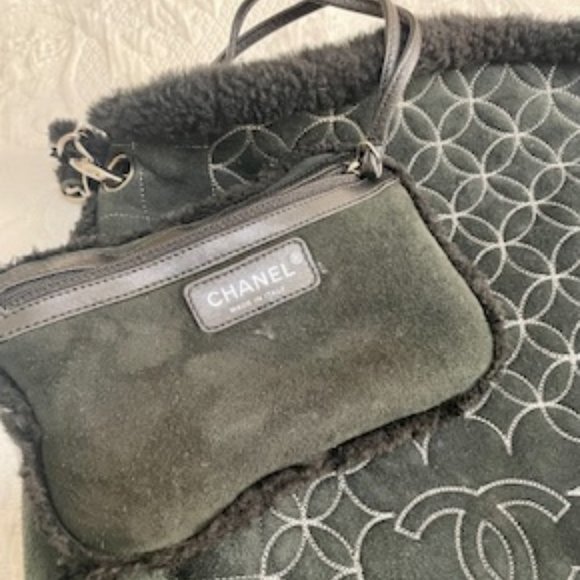 Chanel Embroidered CC Chain Tote Black Quilted Suede and Shearling - Picture 6 of 7